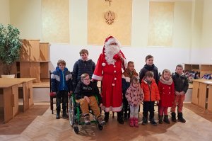 Święty Mikołaj odwiedził dzieci i seniorów