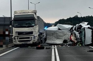 Trzy osoby ranne w groźnym wypadku pod Rzeszowem