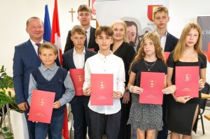 Uczniowie gminy Chorkówka odebrali stypendia i dyplomy