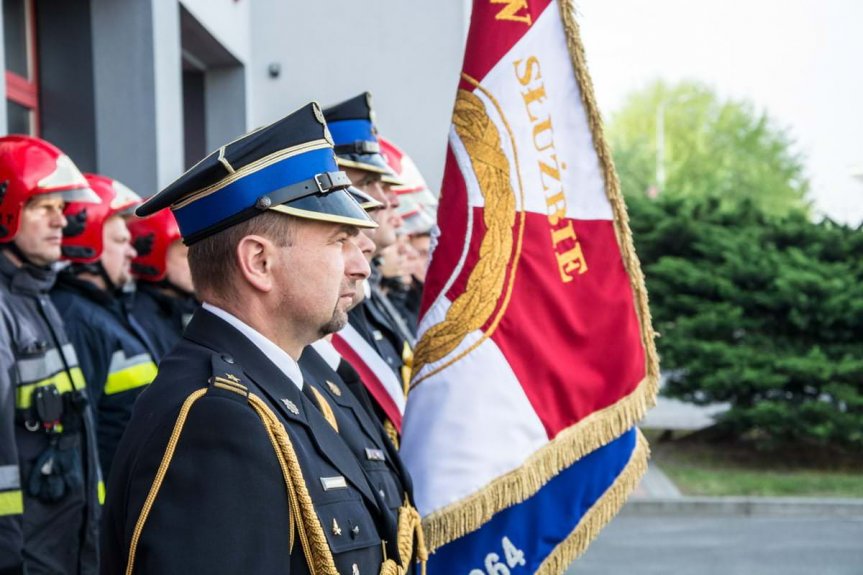 Uroczyste podniesienie flagi w KM PSP Tarnobrzeg