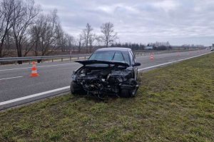 Volkswagenem uderzyła w bariery ochronne