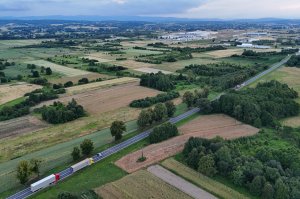 Wyciek gazu w Warzycach, zablokowana DK28
