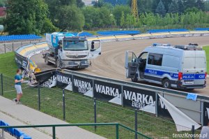 Wypadek na torze żużlowym w Krośnie. Kierowca polewaczki zasłabł za kierownicą