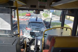 Wypadek na ul. Lwowskiej w Rzeszowie. Zderzenie autobusu z audi