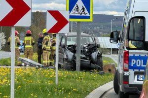 Wypadek na ulicy Podkarpackiej w Rzeszowie. Samochód uderzył w słup