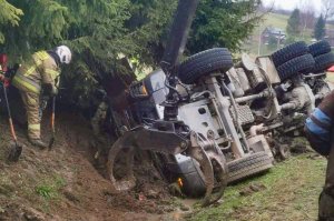 Wypadek w Boguszówce, ciężarówka z drewnem na boku