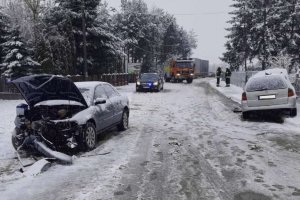 Wypadek w Dąbrówkach. Dwie osoby trafiły do szpitala