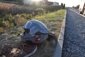 Wypadek w Pruchniku. Zderzenie motocykla z samochodem osobowym