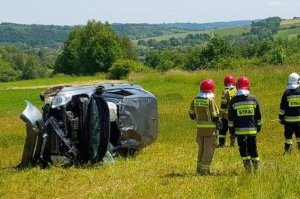 Wypadek w Tyczynie. Dachowanie samochodu osobowego