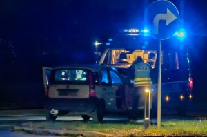 Zabrał samochód spod pizzerii i odjechał. Był pijany