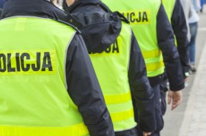 Zatrzaśnięta 4-latka w aucie. Pomogli policjanci