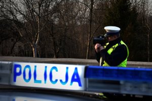 Zatrzymane prawo jazdy, wysoki mandat i punkty karne - surowe konsekwencje zbyt szybkiej jazdy