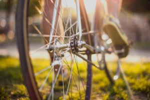 Zderzenie dwóch rowerzystów. Zginęła 61-latka