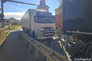 Zderzenie dwóch samochodów ciężarowych w Dukli