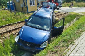 Zderzenie dwóch samochodów w Krośnie. Jeden znalazł się na torach kolejowych