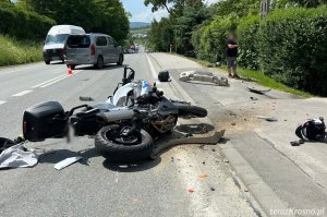 Zderzenie osobówki i dwóch motocykli