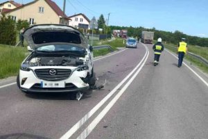 Zderzenie osobówki z ciężarówką na DW 835