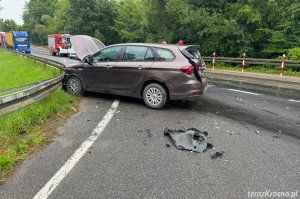 Zderzenie trzech samochodów w Pustynach. Dwie osoby w szpitalu