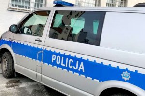 Zniszczył samochód i znieważył policjantów