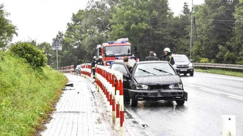 Wpadł w poślizg, skosił słupki