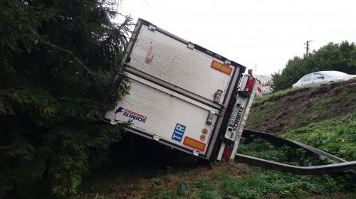 Wypadek tira w Jasienicy Rosielnej