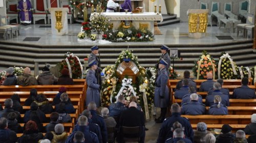 Pogrzeb policjanta, który zginął w wypadku między Trześnią, a Gorzycami