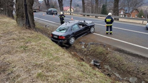 Wypadek w Zboiskach. Kierująca samochodem osobowym wjechała do rowu