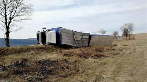 Silny podmuch wiatru przewrócił samochód ciężarowy z przyczepą 