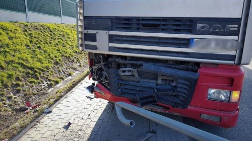 Na Podkarpackiej w Krośnie samochodem ciężarowym  wjechał w barierki
