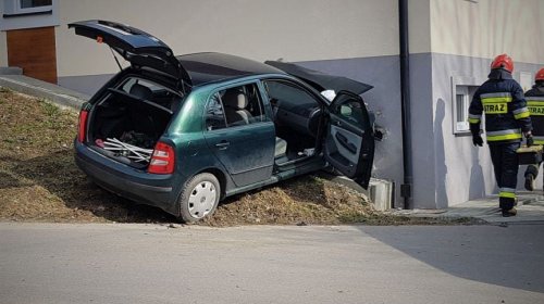 Wypadek w Głowience. Samochód uderzył w ścianę domu