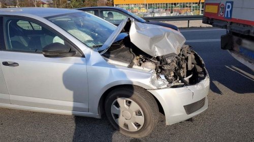 Miejsce Piastowe. Samochodem osobowym uderzył w naczepę tira