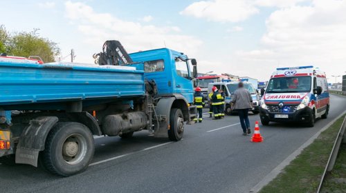 Wypadek w Krośnie. Pieszy wtargnął na jezdnie wprost pod samochód ciężarowy