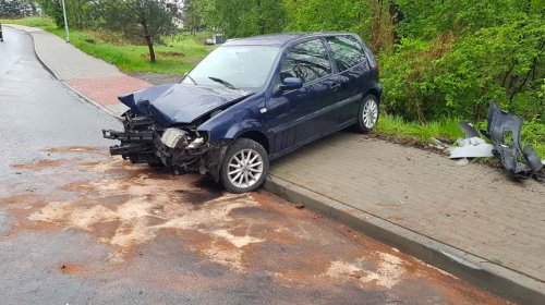 Krosno. Kierujący volkswagenem uderzył w przydrożną latarnię