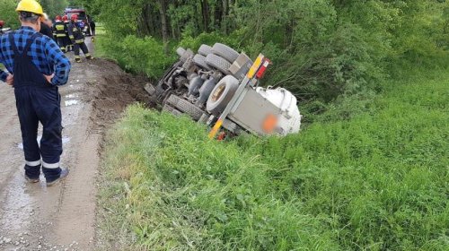 WĘGLÓWKA. Cysterna i wóz strażacki zsunęły się z nasypu