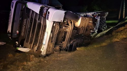 Potok. Samochód ciężarowy wypadł z drogi