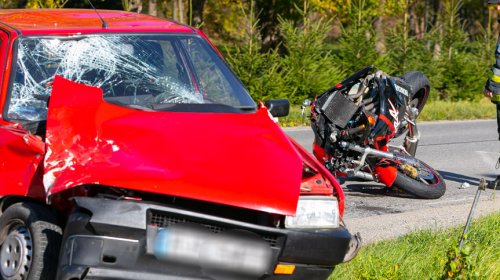 Wypadek w Kątach. Zderzenie motocykla z samochodem osobowym