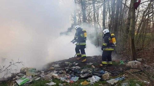 Pożar dzikiego wyspiaka śmieci 