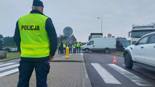 Policjanci dbają o bezpieczeństwo w związku z protestem