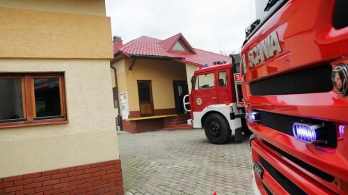 Wybuch i pożar na terenie stolarni w Żarnowcu